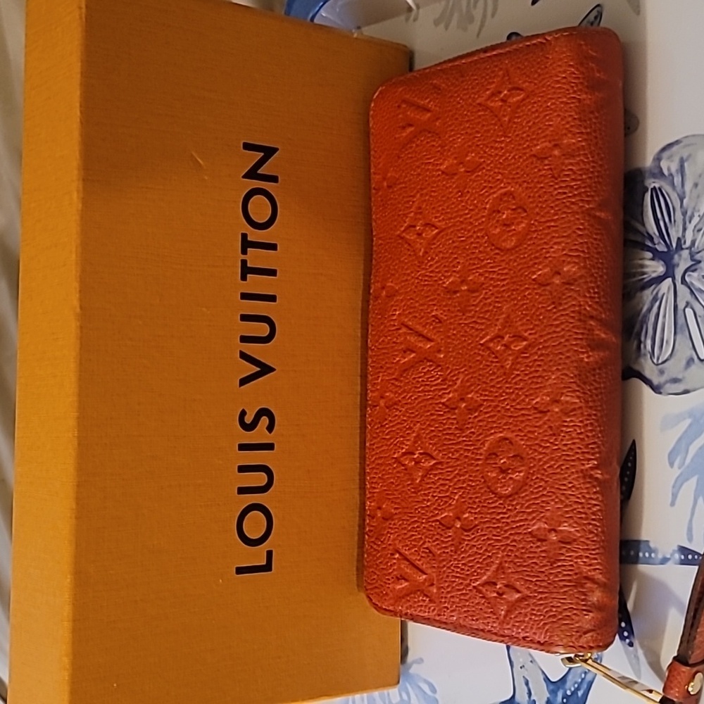 LOUIS VUITTON EMPRIENTE Zip around wallet./ box and dustbag included.